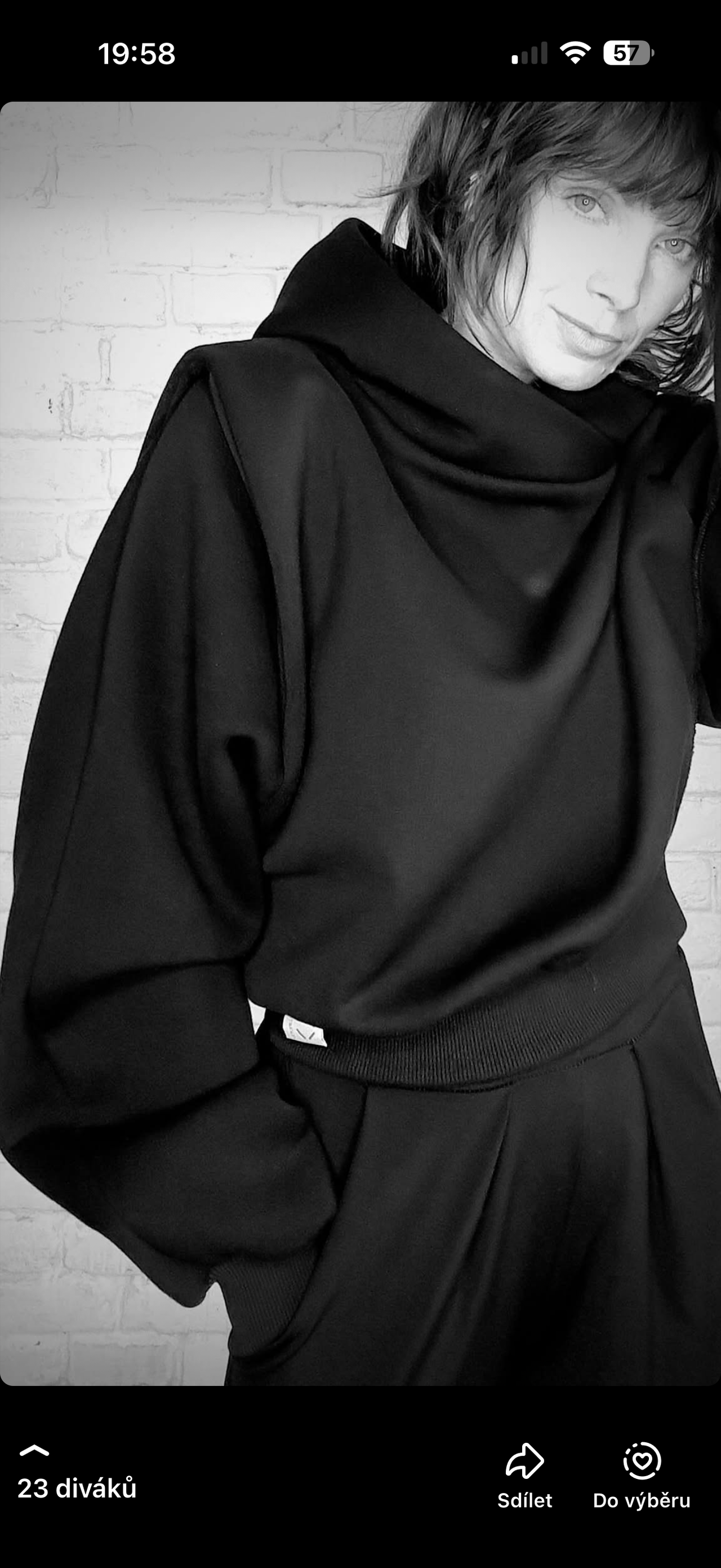 HOODIE WITH ARM BLACK